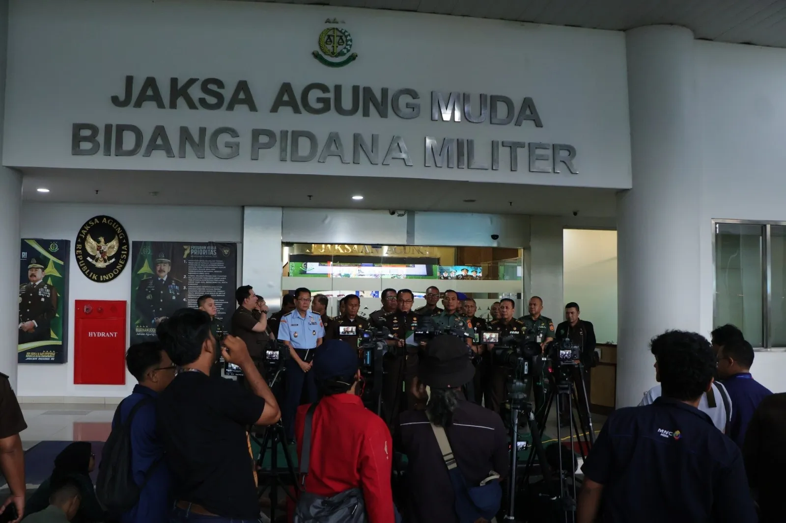 Tersangka dan Barang Bukti Perkara Dugaan Korupsi Satelit Kemhan Diserahkan ke Tim Penuntut Koneksitas