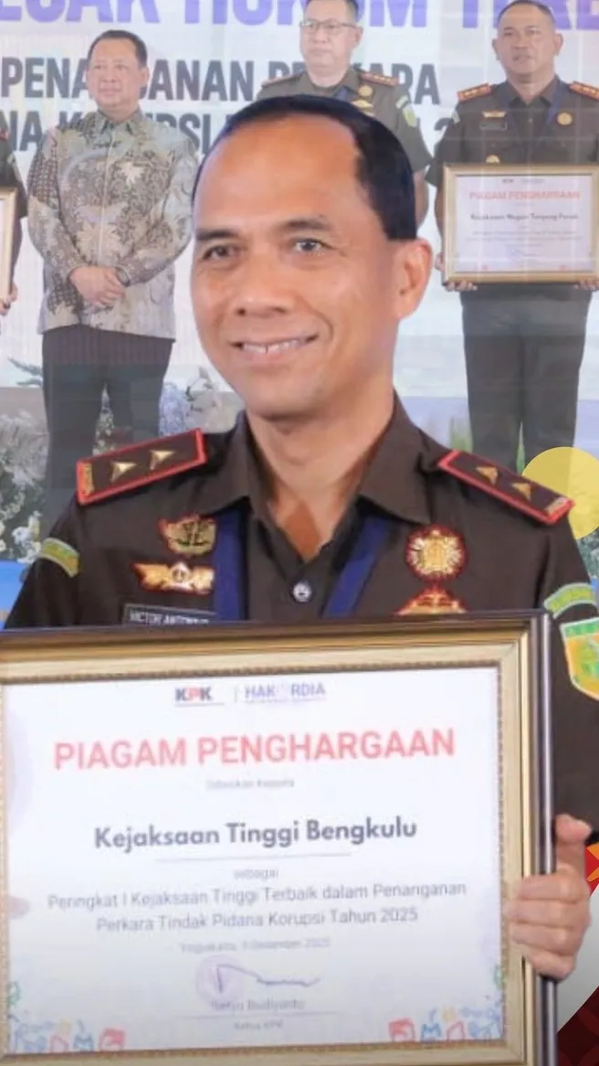 Kajati) Bengkulu, Victor Antonius Saragih Sidabutar, S.H., M.H., menerima penghargaan dari KPK