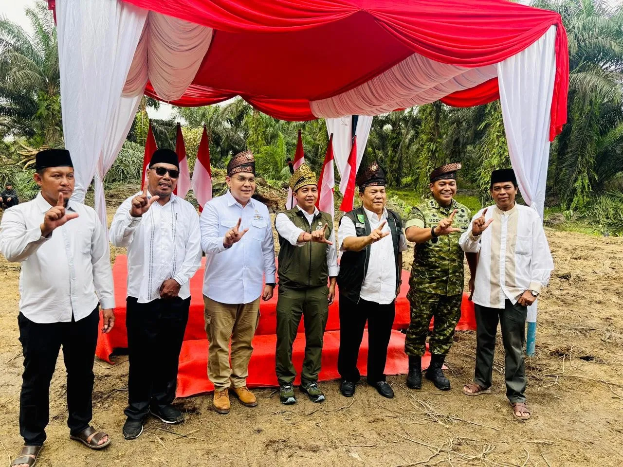 Serahkan SK HKm, Satgas PKH Relokasi Lahan Masyarakat di Taman Nasional Tesso Nilo Riau