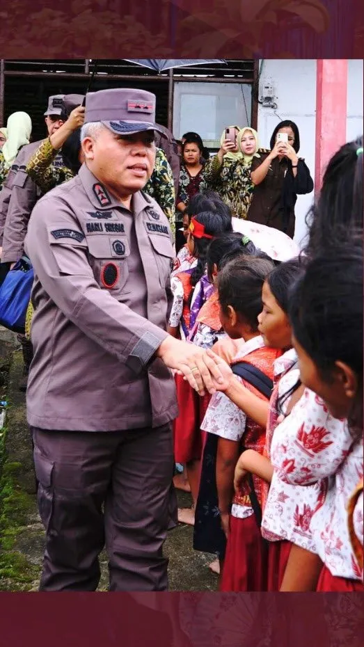 Perjuangan Kajati Sumut dan Rombongan Serahkan Bantuan untuk Korban Banjir di Tapanuli Utara
