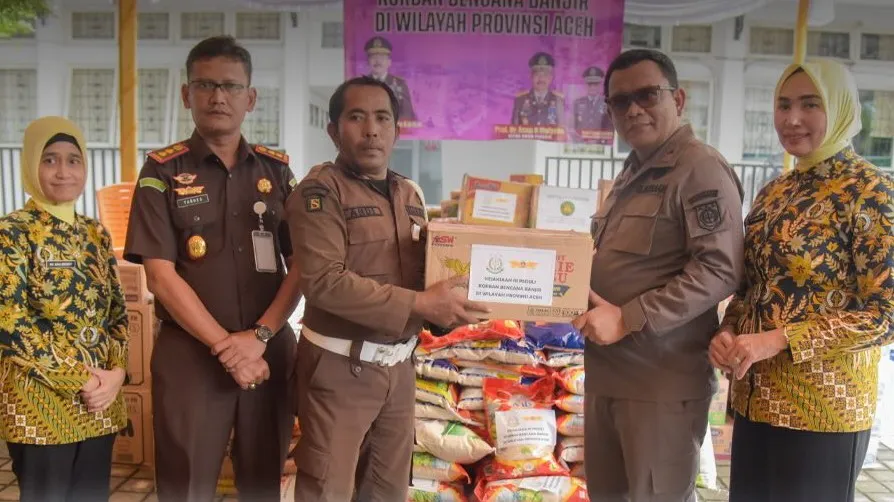 Kejati Aceh memberikan donasi untuk pegawai dan warga yang terdampak bencana banjir di Aceh