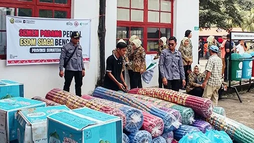 Kejati Sumbar memberikan donasi untuk pegawai dan warga yang terdampak bencana banjir di Sumbar