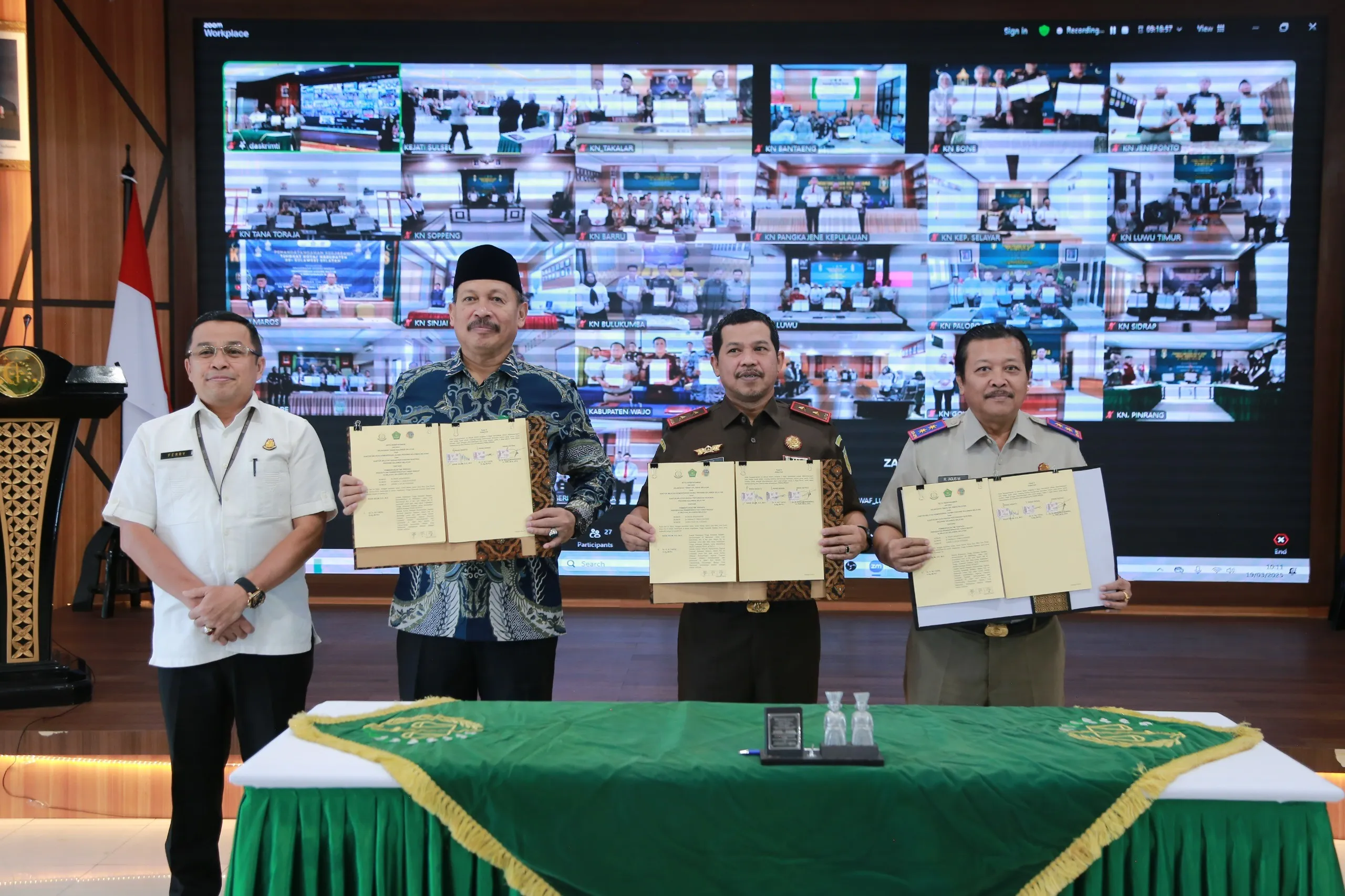 Kajati Sulsel bersama Kakanwil Kemenag dan Kakanwil ATR/BPN menandatangani kesepakatan bersama terkait tanah wakaf pada Rabu, 19 Maret 2025