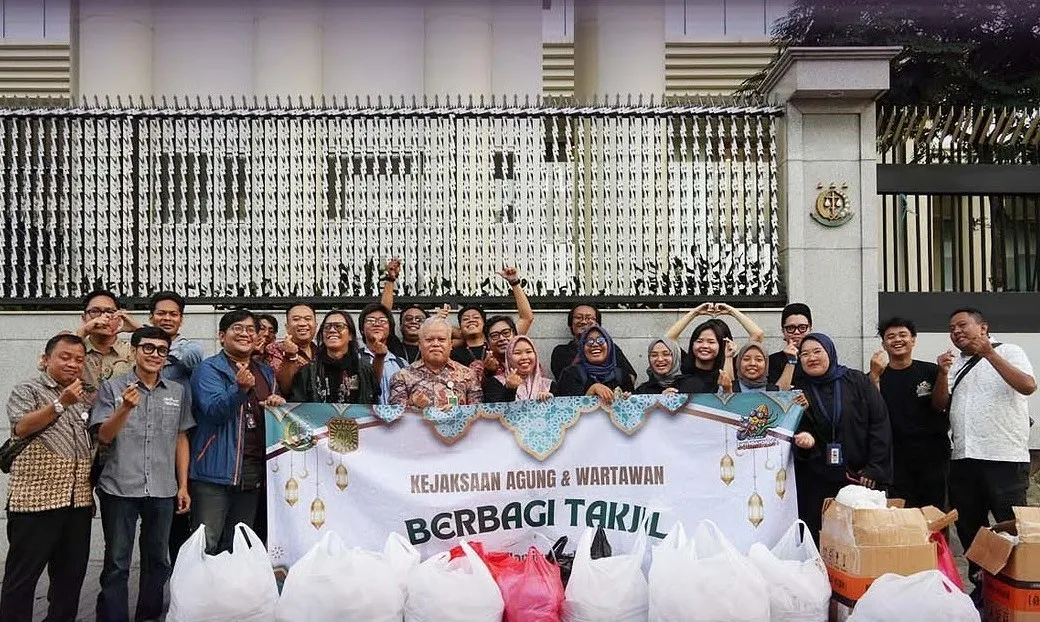 Kapuspenkum Kejagung bersama jurnalis di lingkungan Kejagung turun  turun ke jalan membagikan takjil untuk pengguna motor pada Senin, 24 Maret 2025
