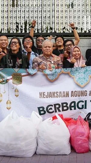 Keakraban Puspenkum Kejagung Bersama Wartawan Bagi-bagi Takjil ke Pengguna Motor