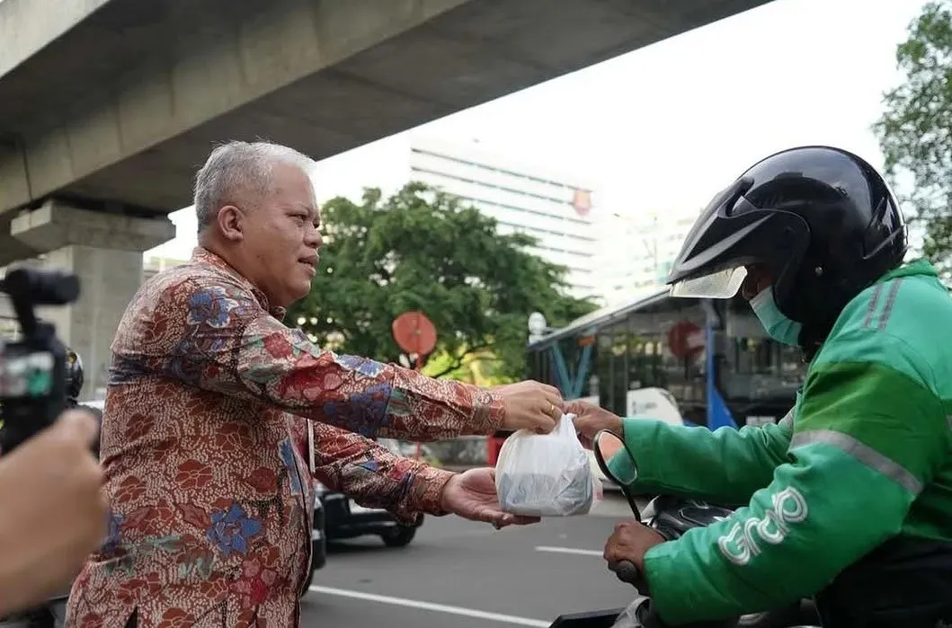 Keakraban Puspenkum Kejagung Bersama Wartawan Bagi-bagi Takjil ke Pengguna Motor