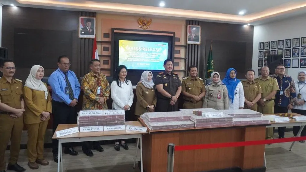 Kejari Sumedang Adi Purnama saat konferensi pers Pemulihan Keuangan Negara/Daerah dan Penyelamatan Aset Daerah Kab. Sumedang, Senin, 24 Maret 2025