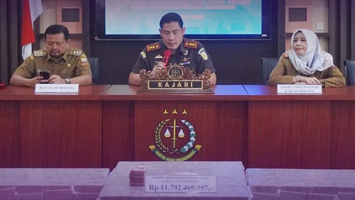 Kejari Sumedang Adi Purnama saat konferensi pers Pemulihan Keuangan Negara/Daerah dan Penyelamatan Aset Daerah Kab. Sumedang, Senin, 24 Maret 2025