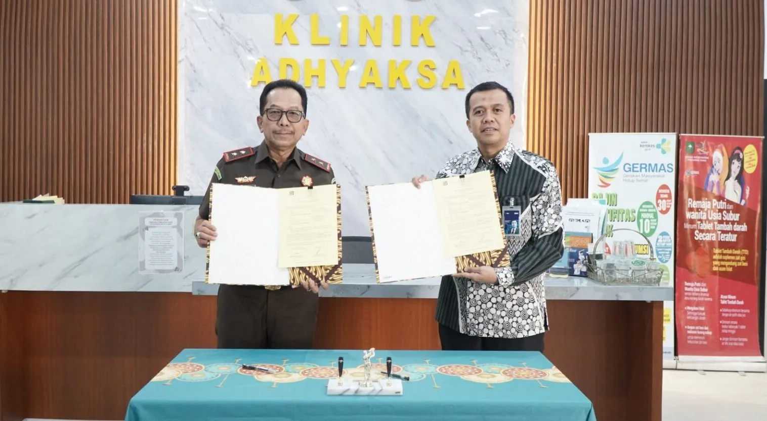 Kepala Kejati (Kajati) Riau, Akmal Abbas, S.H, M.H saat menerima bantuan Program BRI Peduli TJSL untuk Klinik Adhyaksa Kejati Riau