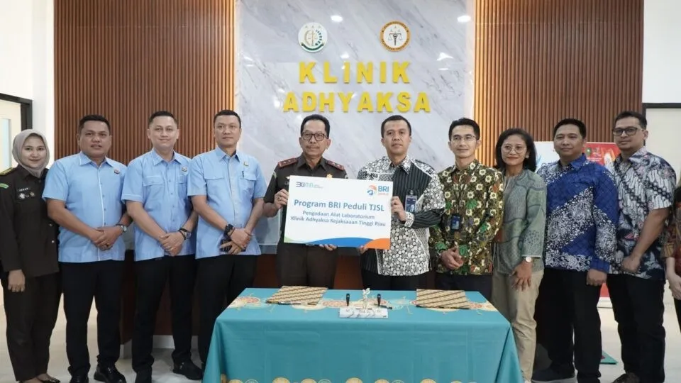 Kepala Kejati (Kajati) Riau, Akmal Abbas, S.H, M.H saat menerima bantuan Program BRI Peduli TJSL untuk Klinik Adhyaksa Kejati Riau