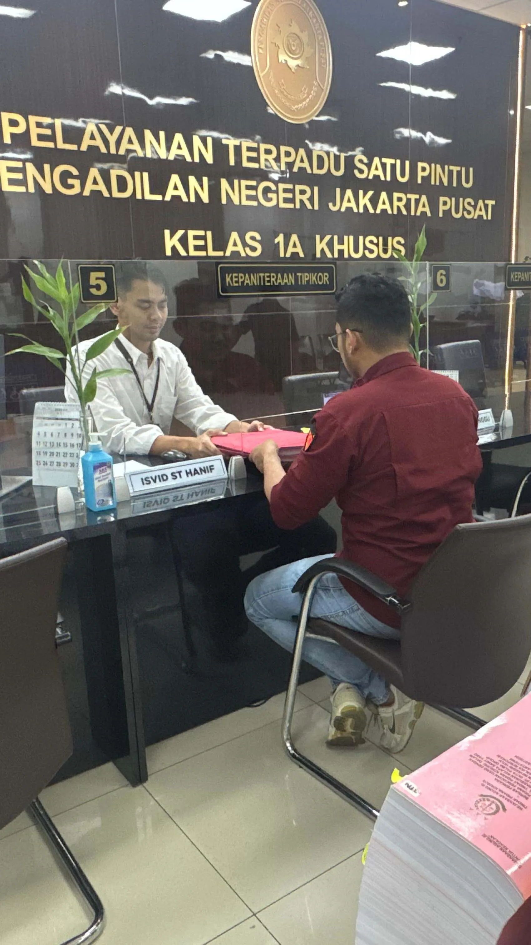 JPU Kejari Jakpus menyerahkan berkas perkara dan surat dakwaan perkara PT Duta Palma Group  ke PN Jakarta Pusat pada Rabu, 9 Maret 2025