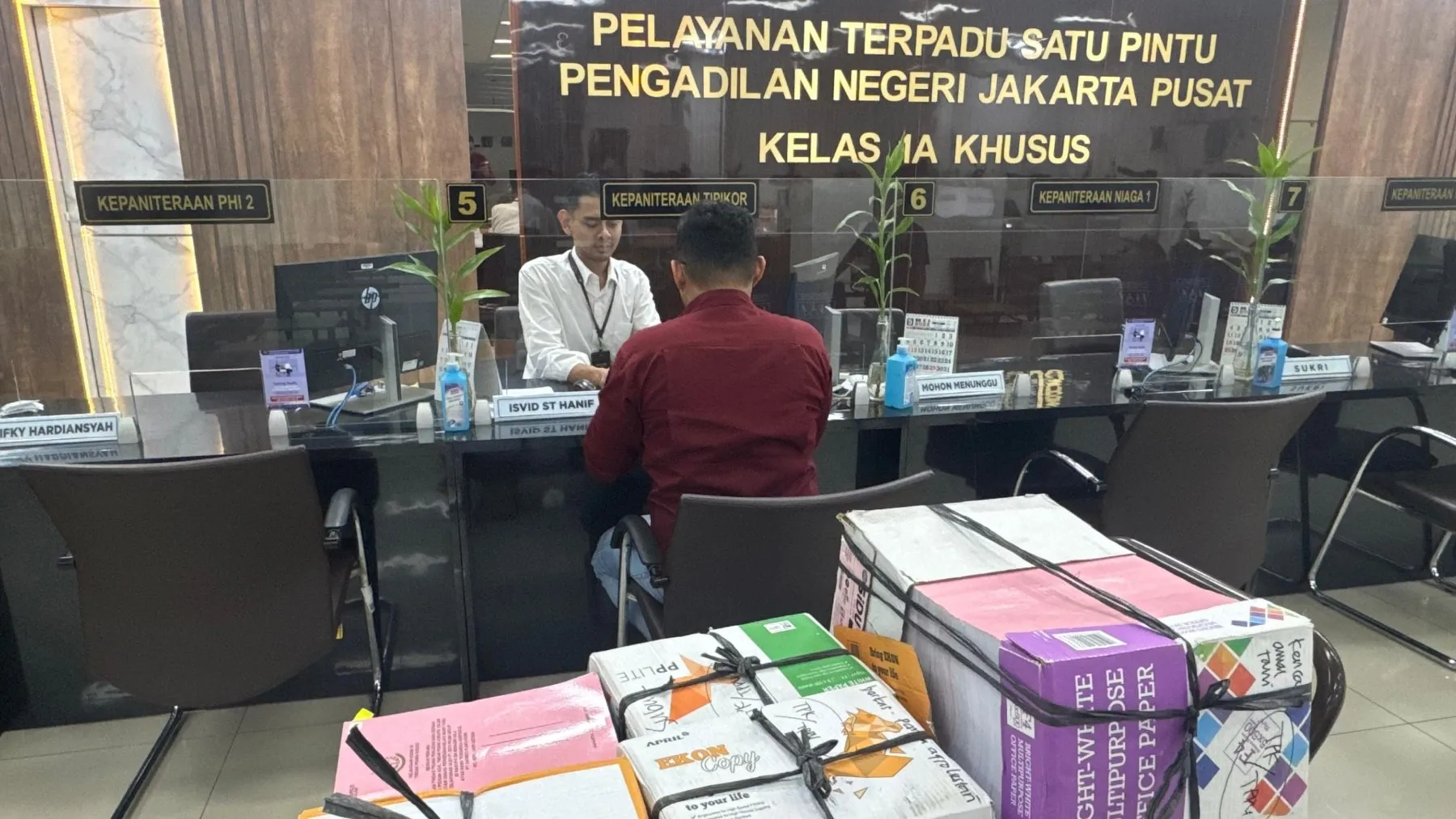 JPU Kejari Jakpus menyerahkan berkas perkara dan surat dakwaan perkara timah korporasi ke PN Jakarta Pusat pada Rabu, 9 Maret 2025