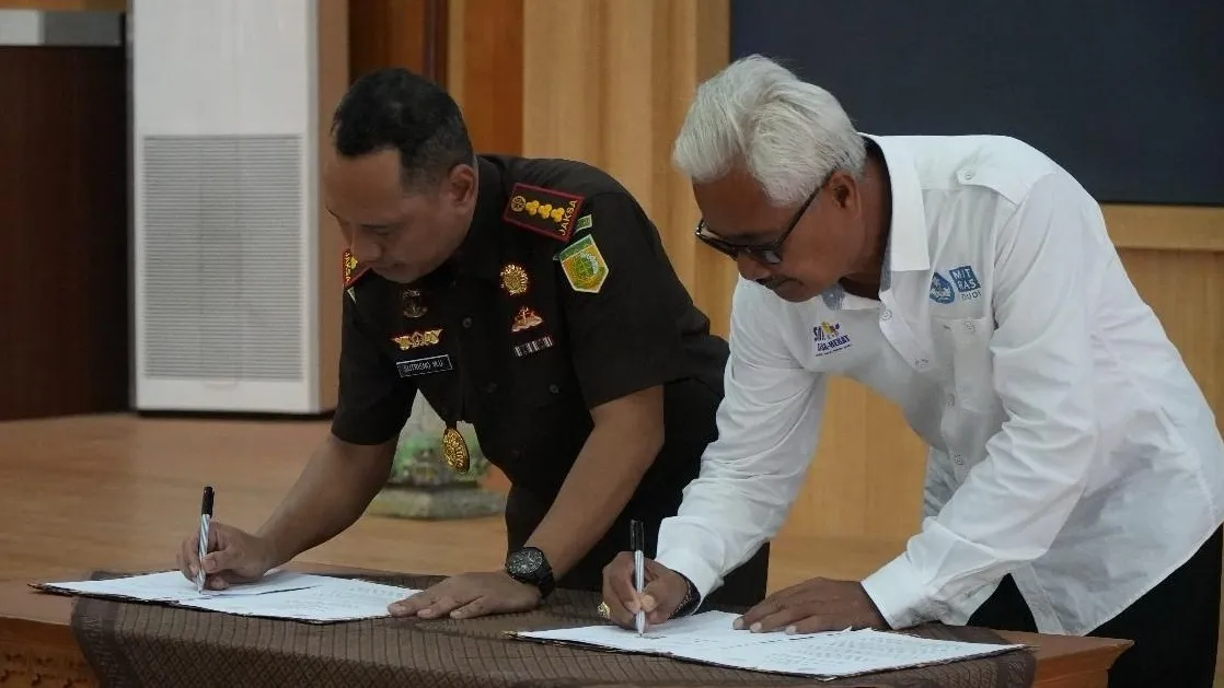 Kepala Kejari Badung, Sutrisni Margi Utomo, S.H, M.H dan SMK PGRI 2 Badung menandatangani MoU pemeliharaan dan perawatan barang bukti dan barang rampasan
