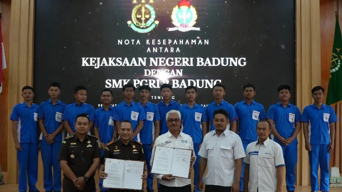 Kepala Kejari Badung, Sutrisni Margi Utomo, S.H, M.H dan SMK PGRI 2 Badung menandatangani MoU pemeliharaan dan perawatan barang bukti dan barang rampasan