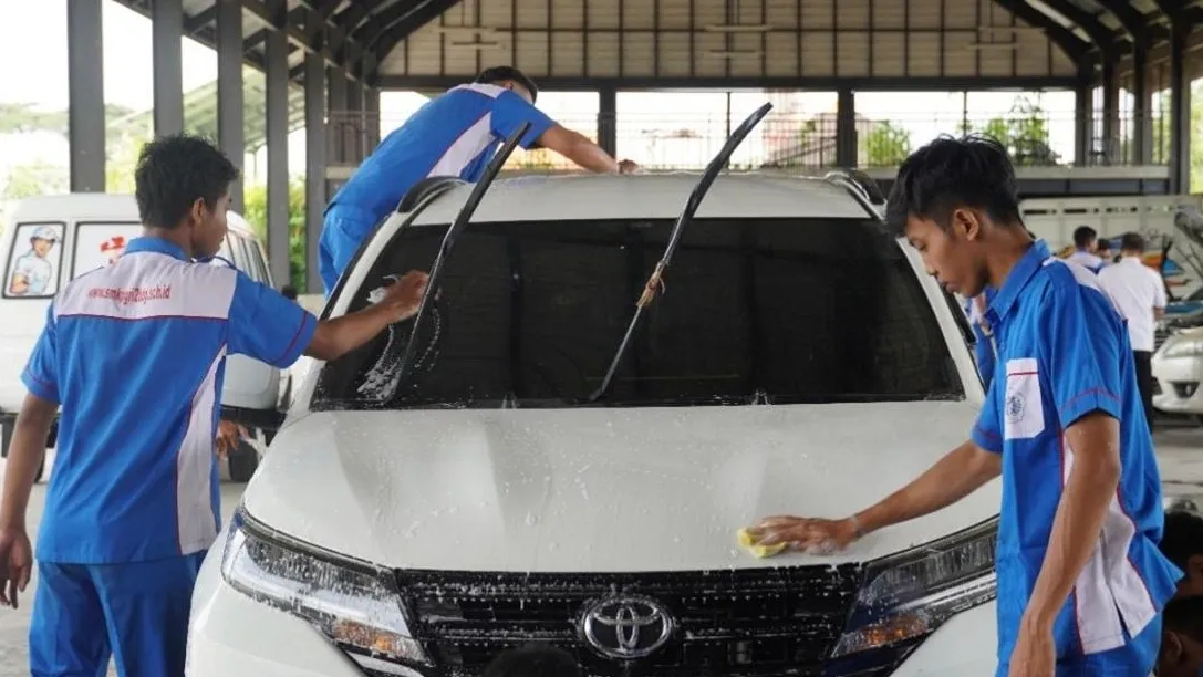 Siswa SMK PGRI 2 Badung tengah merawat kendaraan bermotor yang dikelola Badan PAPBB Kejari Badung