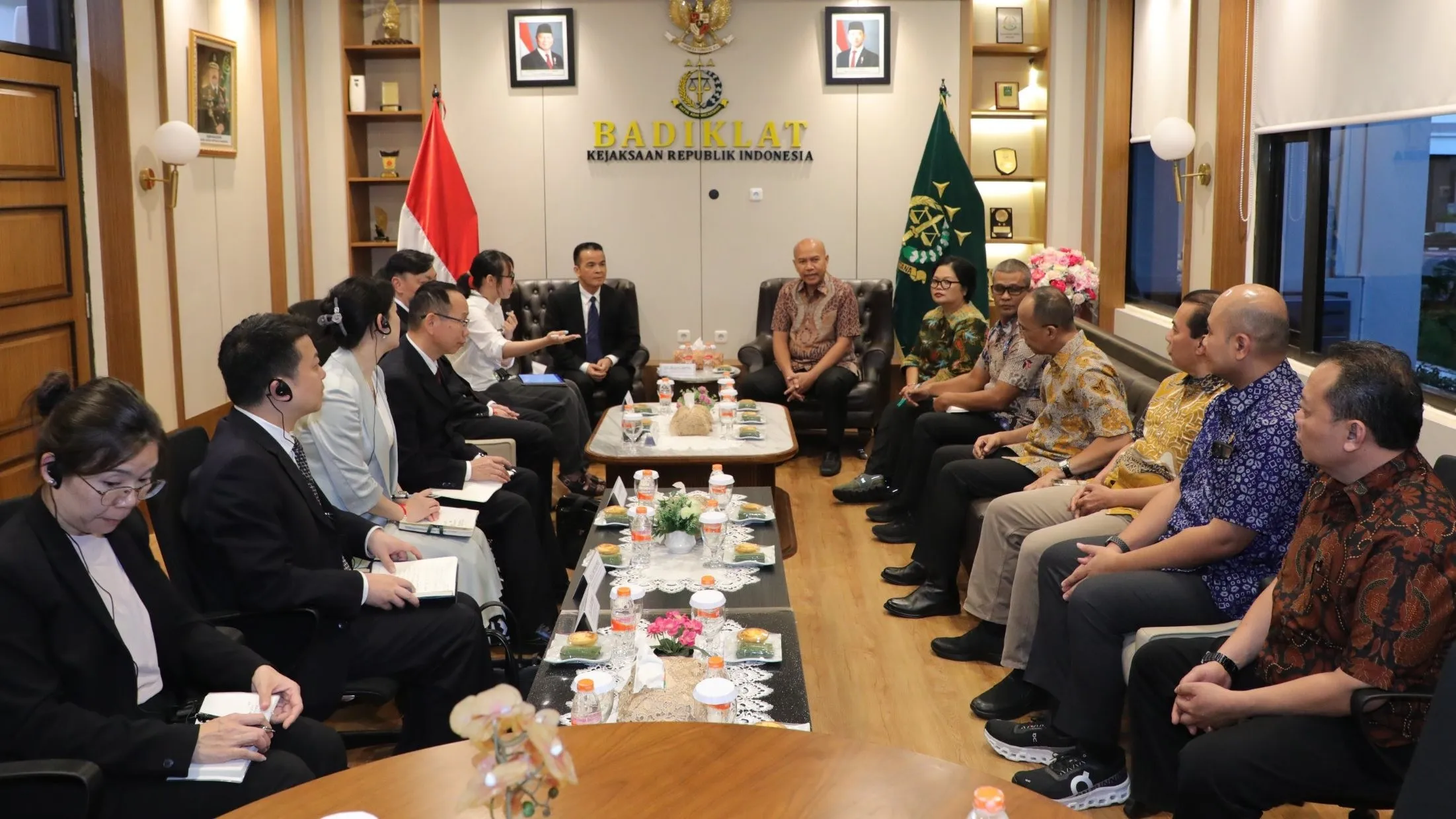 Kejaksaan RI menerima kunjungan delegasi Kejaksaan RRT pada Jumat, 11 April 2025 dalam rangka penguatan kerja sama