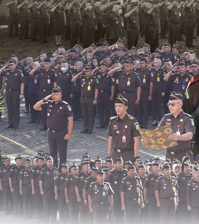 Wakajati Jawa Timur, Setiawan Budi Cahyono, SH., M.Hum  memimpin apel rutin di lingkungan Kejaksaan Tinggi Jawa Timur