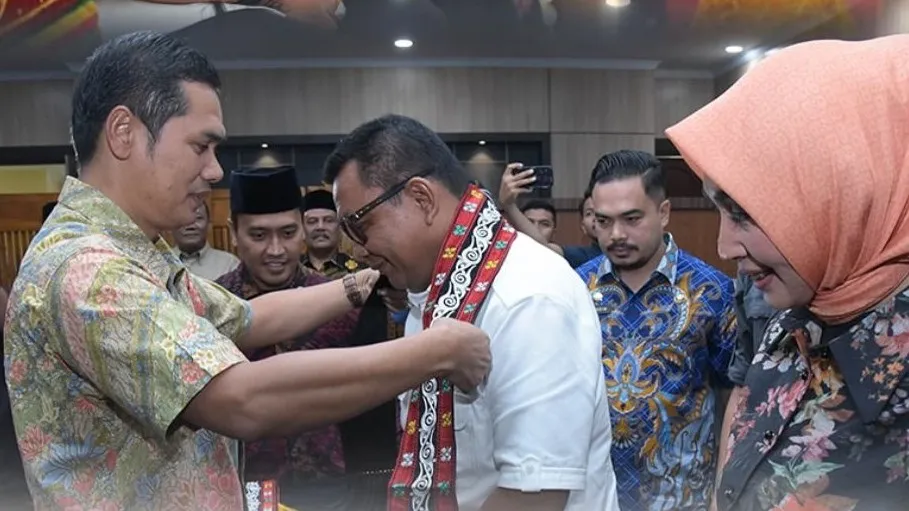 Penyambutan Kepala Kejaksaan Tinggi Aceh Yudi Triadi di Bandara Syiah Kuala, Aceh, Kamis, 24 April 2025