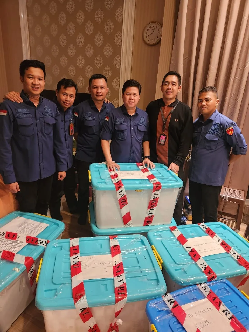 storage box berisi barang sitaan dari penggeledahan rumah Tersangka ZR di Jalan Senopati