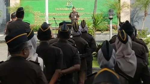 Kajati Jatim Dr Kuntadi memimpin apel pagi perdananya usai dilantik menjadi Kepala Kejati Jatim