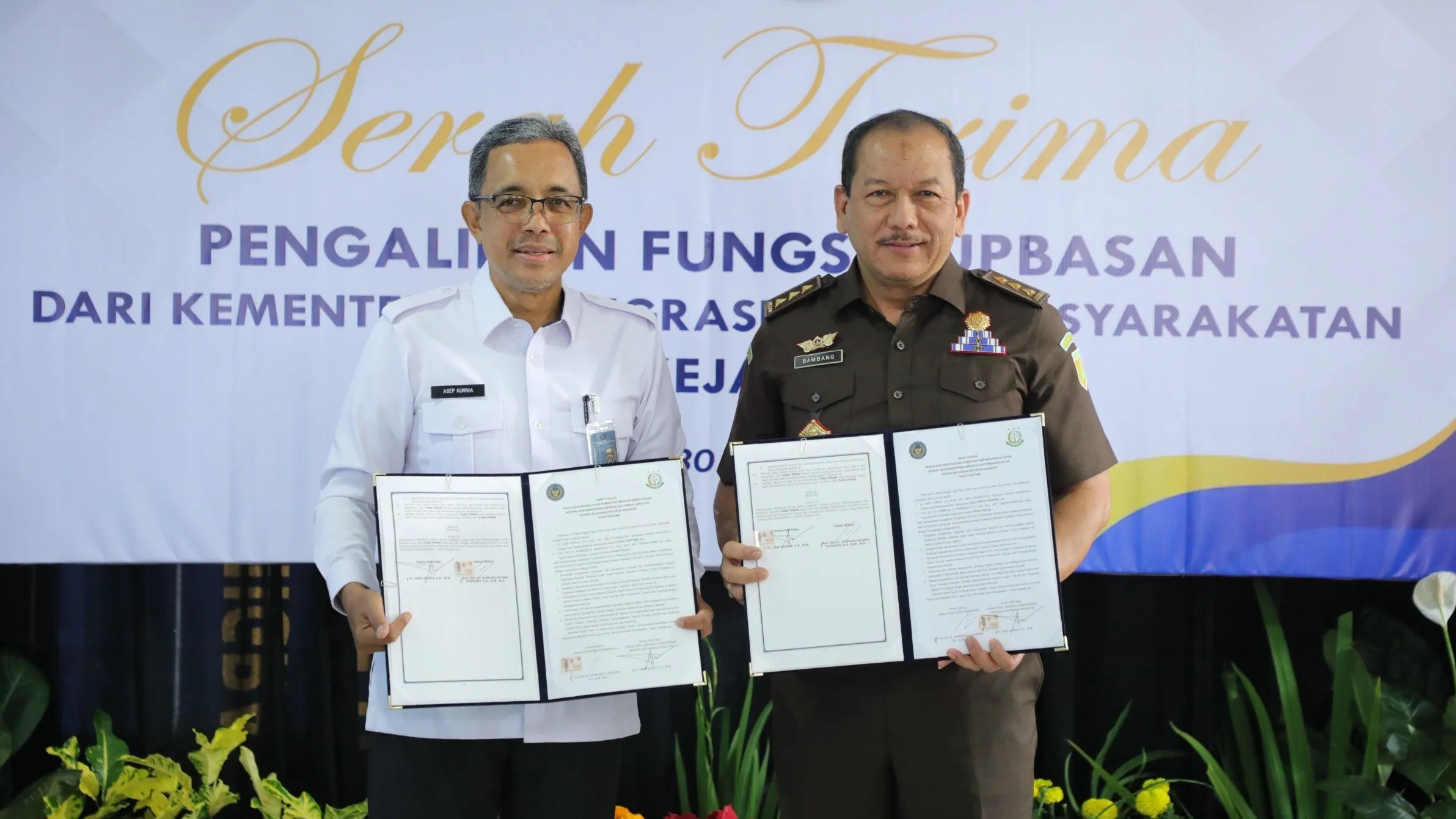 JAM-Pembinaan Bambang Sugeng Rukmono dan Sekretaris Jenderal Kementerian Imigrasi dan Pemasyarakatan Asep Kurnia menandatangani SKB Pengalihan Rupbasan di Jakarta, Selasa, 29 April 2025