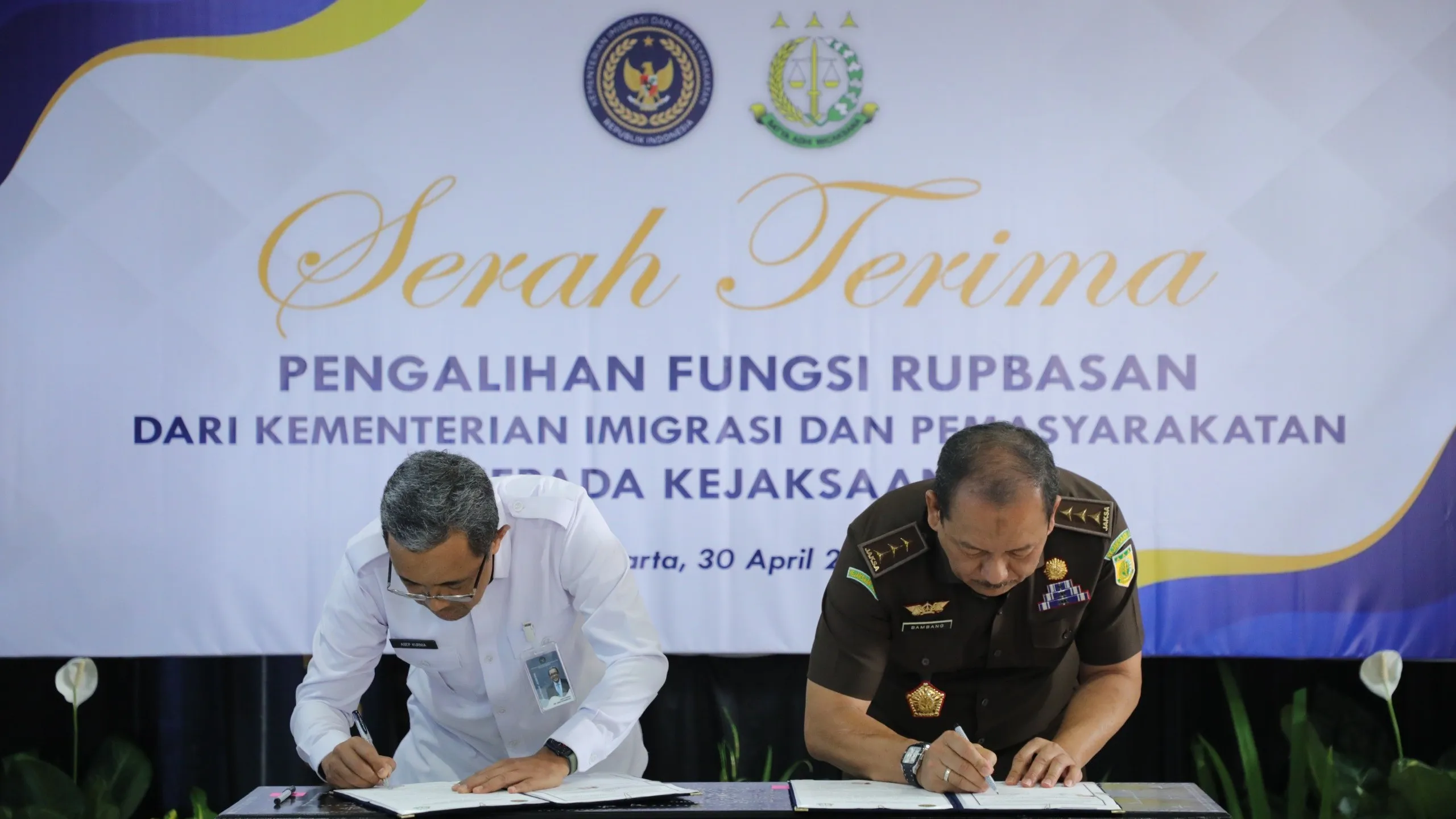 JAM-Pembinaan Bambang Sugeng Rukmono dan Sekretaris Jenderal Kementerian Imigrasi dan Pemasyarakatan Asep Kurnia menandatangani SKB Pengalihan Rupbasan di Jakarta, Selasa, 29 April 2025