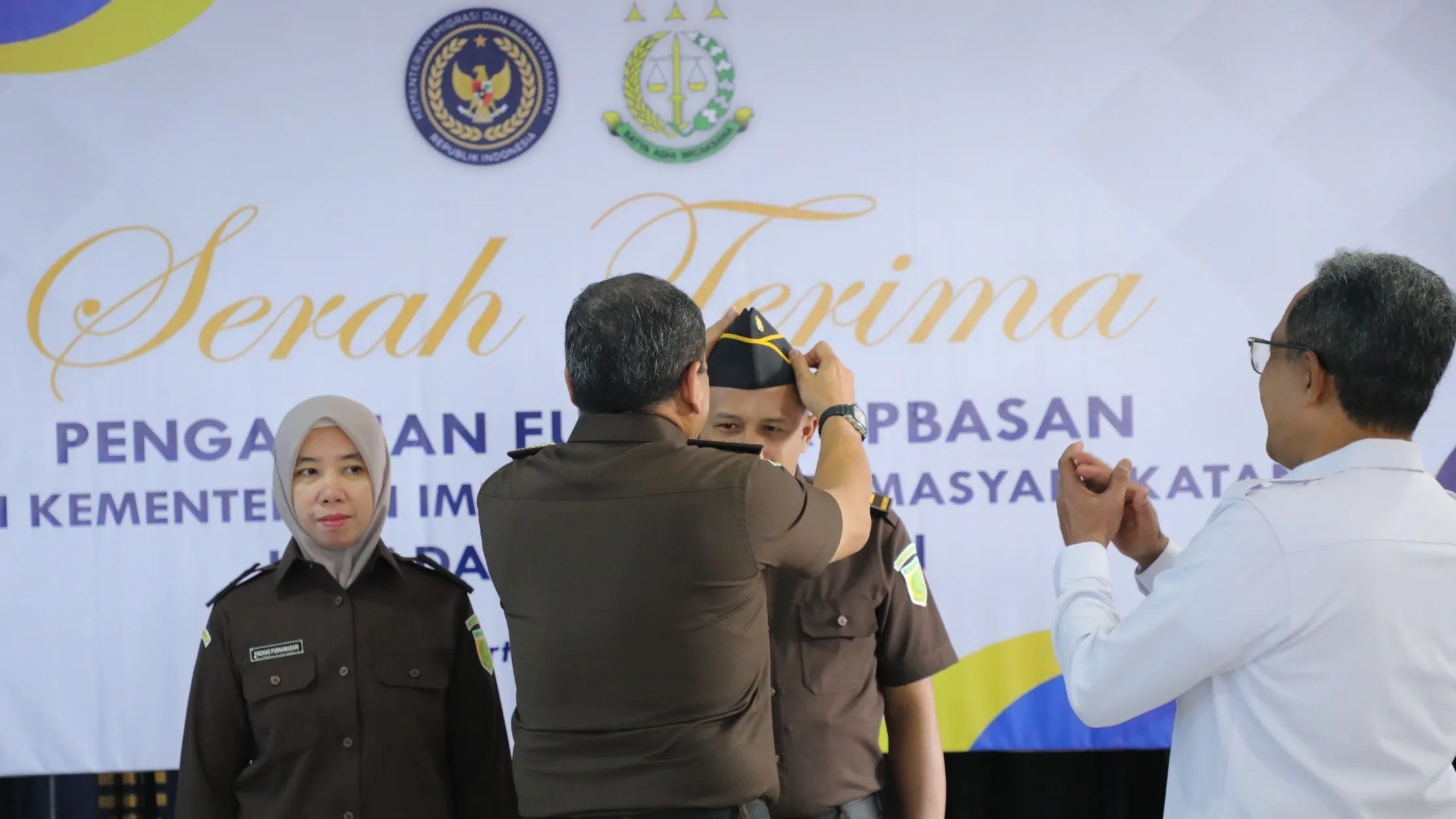 JAM-Pembinaan Kejaksaan Bambang Sugeng Rukmono memasangkan topi mut Kejaksaan ke pegawai Rupbasan