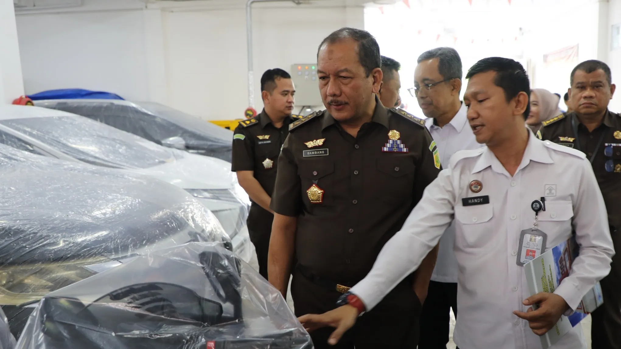 JAM Pembinaan Kejaksaan Bambang Sugeng Rukmono saat meninjau kendaraan sitaan di Rupbasan Jakarta Timur