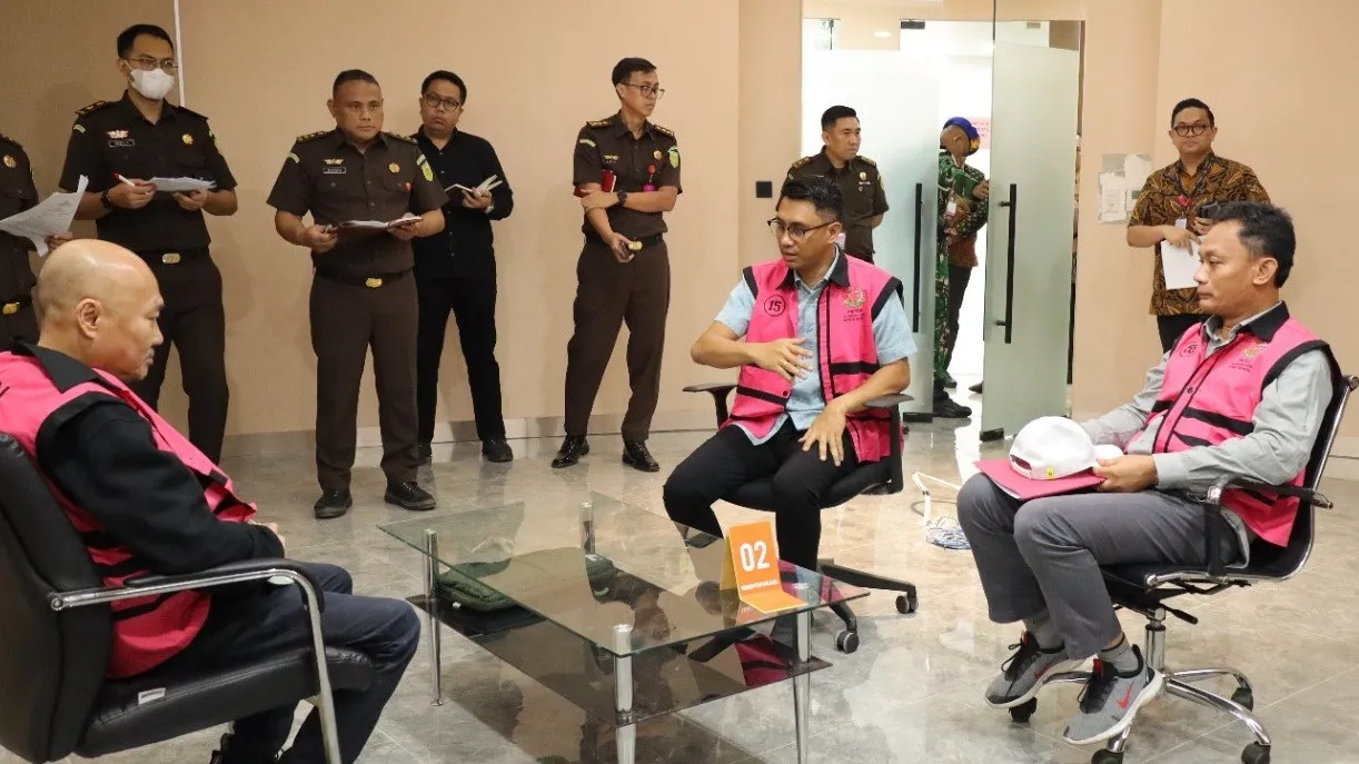 Tersangka AR, WG, dan MAN saat menjalani rekonstruksi perkara suap penanganan perkara di PN Jakpus