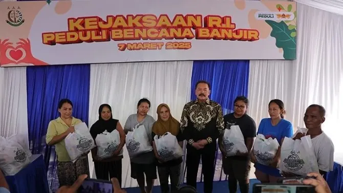 Jaksa Agung ST Burhanuddin menyerahkan bantuan kepada korban banjir di Bekasi, Jawa Barat pada Jumat, 7 Maret 2025
