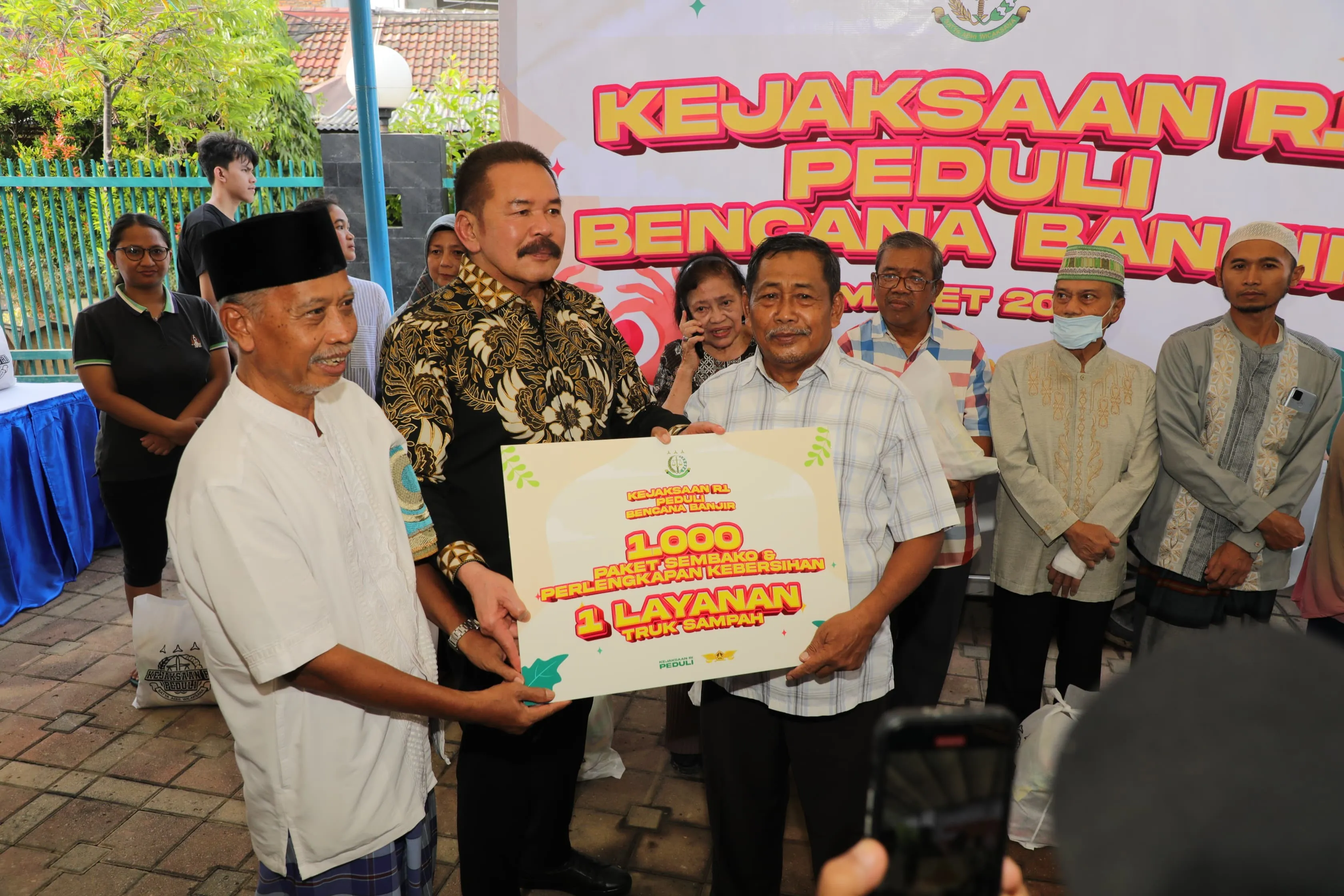 Kejaksaan Agung Beri Bantuan ke Korban Banjir