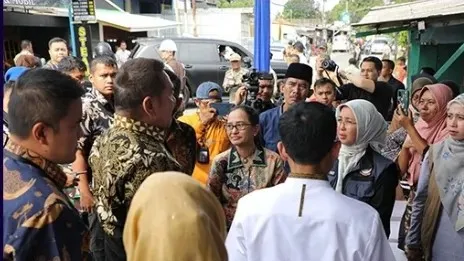 Jaksa Agung ST Burhanuddin menyerahkan bantuan kepada korban banjir di Bekasi, Jawa Barat pada Jumat, 7 Maret 2025