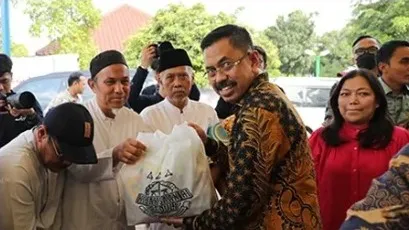 JAM-Pidum Kejagung Prof Asep Nana Mulyana turut menyerahkan bantuan kepada korban banjir di Bekasi, Jawa Barat pada Jumat, 7 Maret 2025