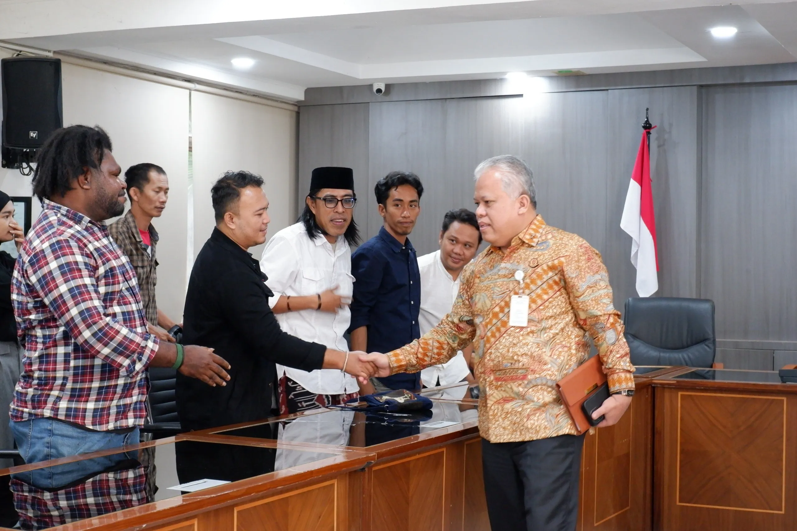 Kapuspenkum Kejagung Dr Harli Siregar, S.H., M.Hum menerima kunjungan WALHI di Kantor Kejaksaan Agung pada Jumat, 7 Maret 2025