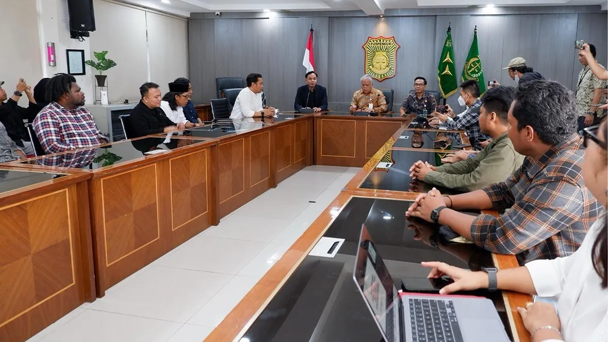 Kapuspenkum Kejagung Dr Harli Siregar, S.H., M.Hum menerima kunjungan WALHI di Kantor Kejaksaan Agung pada Jumat, 7 Maret 2025