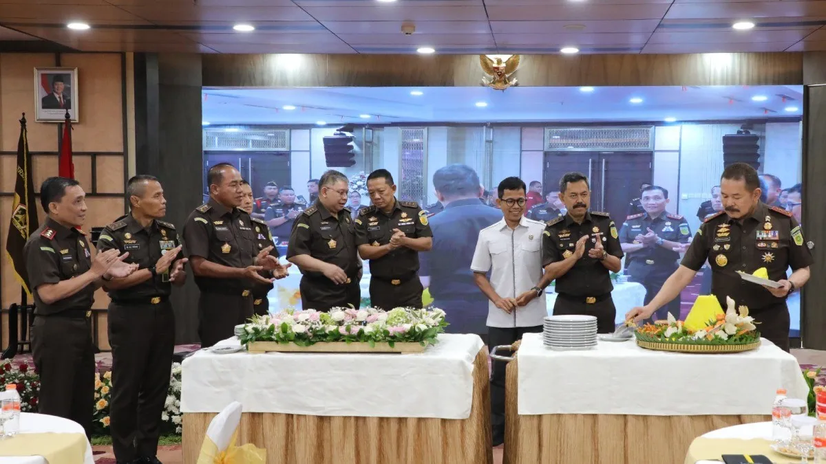Jaksa Agung ST Burhanuddin bersama jajaran pimpinan Kejaksaan RI dan Ketua Komisi Kejaksaan RI saat peringatan HUT PERSAJA ke-74