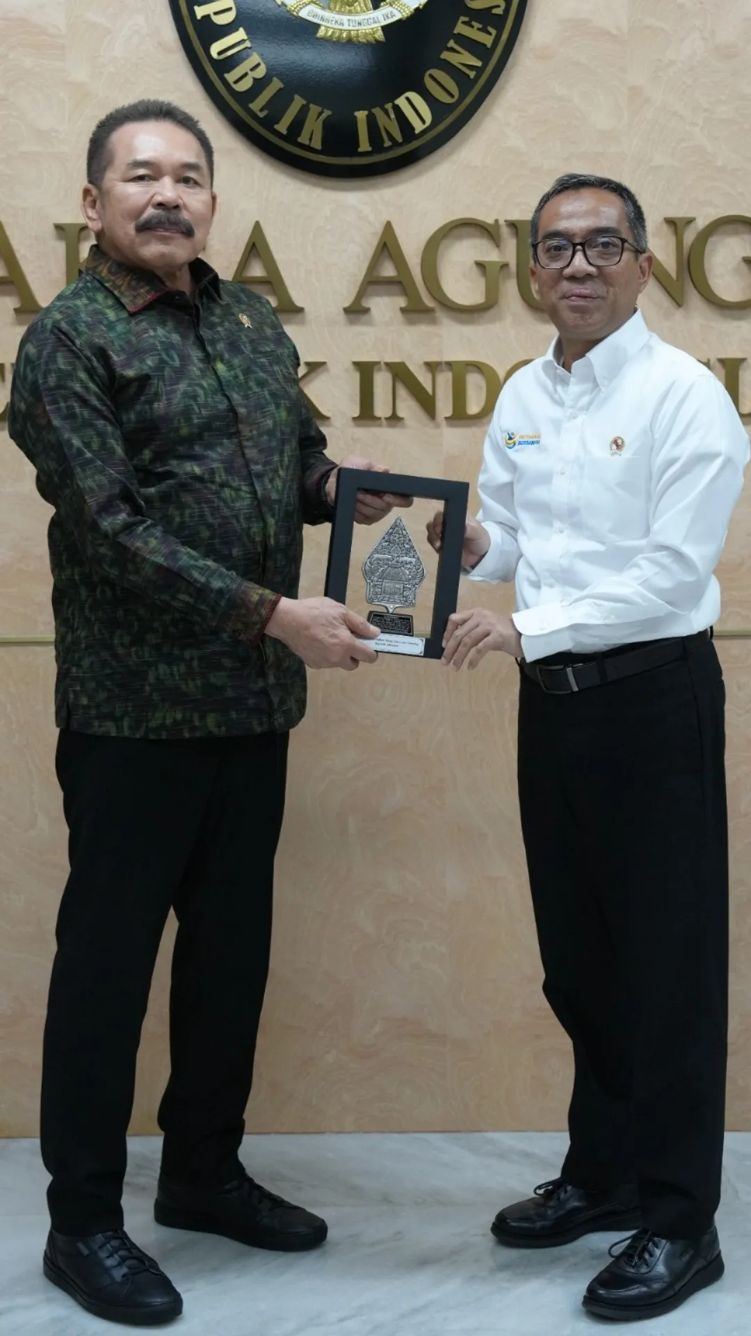 Jaksa Agung ST Burhanuddin menerima kunjungan Menteri Pendidikan Tinggi, Sains dan Teknologi Indonesia (Mendiktisaintek) Brian Yuliarto