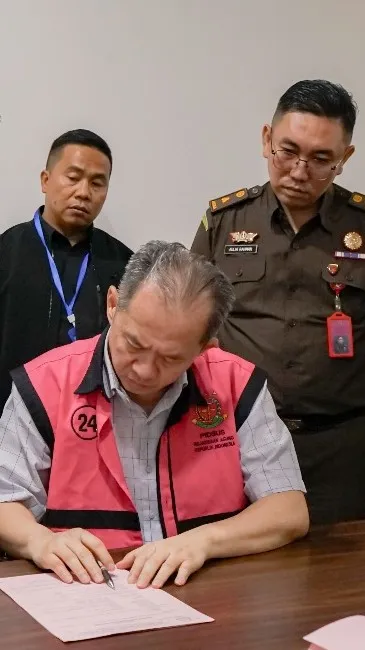 Kejagung lakukan tahap II (penyerahan tersangka dan barang bukti) perkara impor gula ke JPU pada Kejari Jakpus