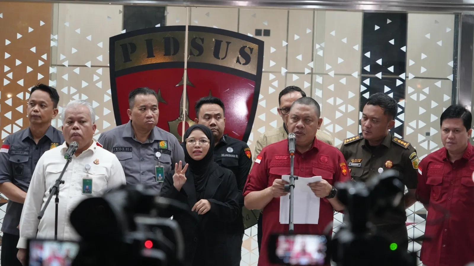 Direktur Penyidikan JAM  PIDSUS Kejagung, Abdul Qohar bersama Kapuspenkum Harli Siregar saat konferensi pers di Gedung Kejagung, Jakarta, Rabu, 21 Mei 2025