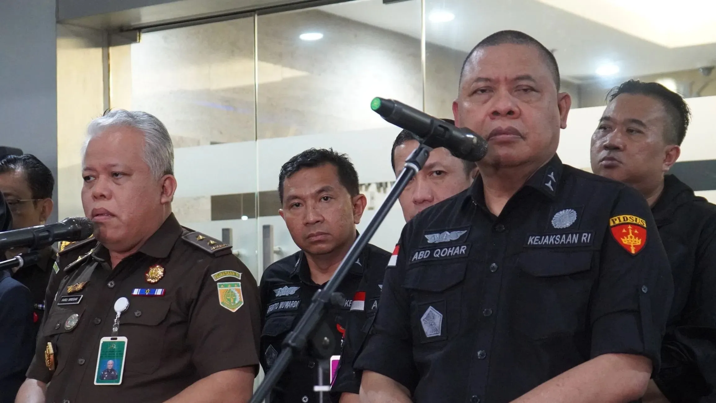 Direktur Penyidikan JAM  PIDSUS Kejagung, Abdul Qohar bersama Kapuspenkum Harli Siregar