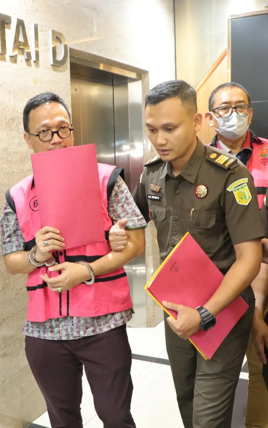 Tersangka kasus perintangan penanganan perkatra korupsi saat ditahan Kejagung