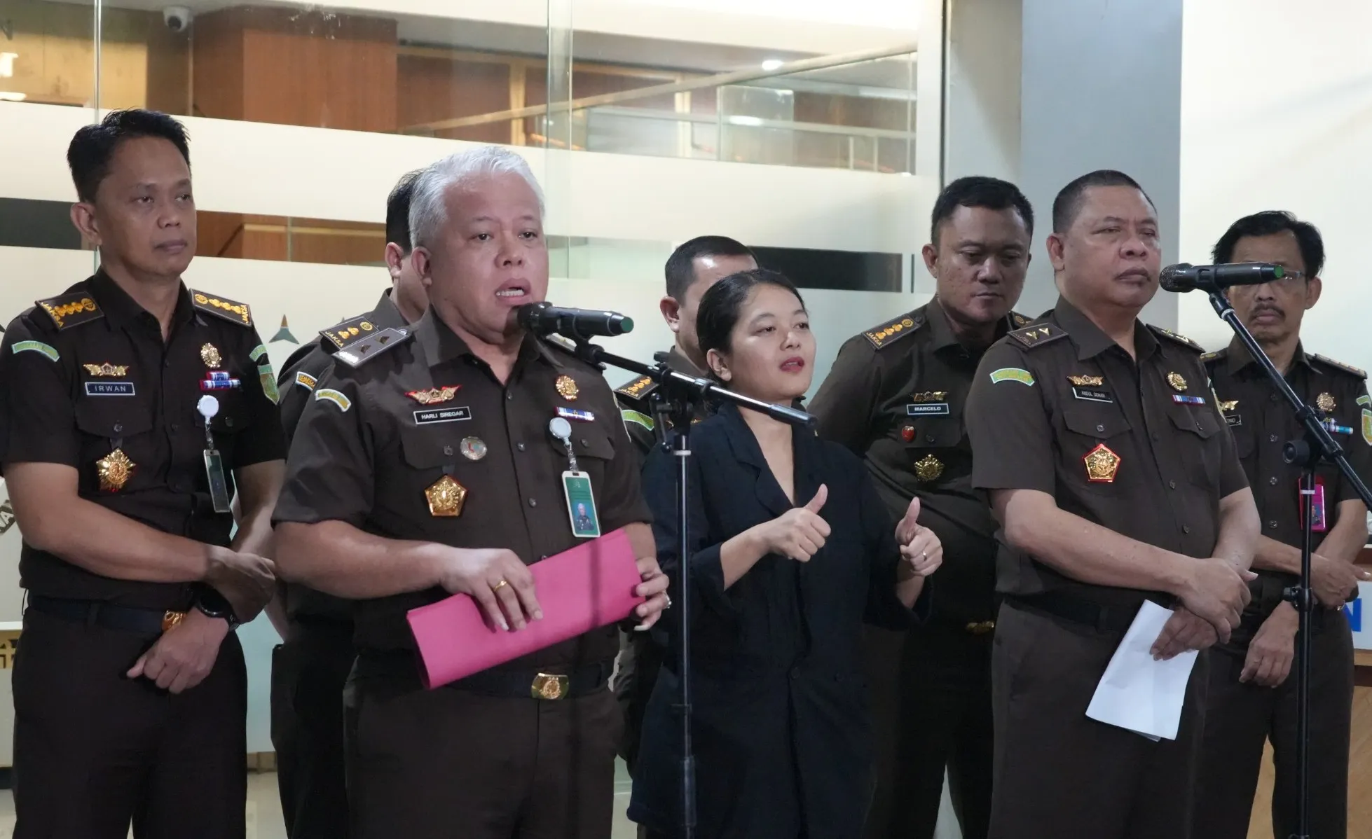Kapuspenkum Kejagung Dr Harli Siregar, Dirdik JAM PIDSUS Abdul Qohar, bersama jajaran Kejagung saat mengumumkan tersangka baru kasus perintangan penanganan perkara