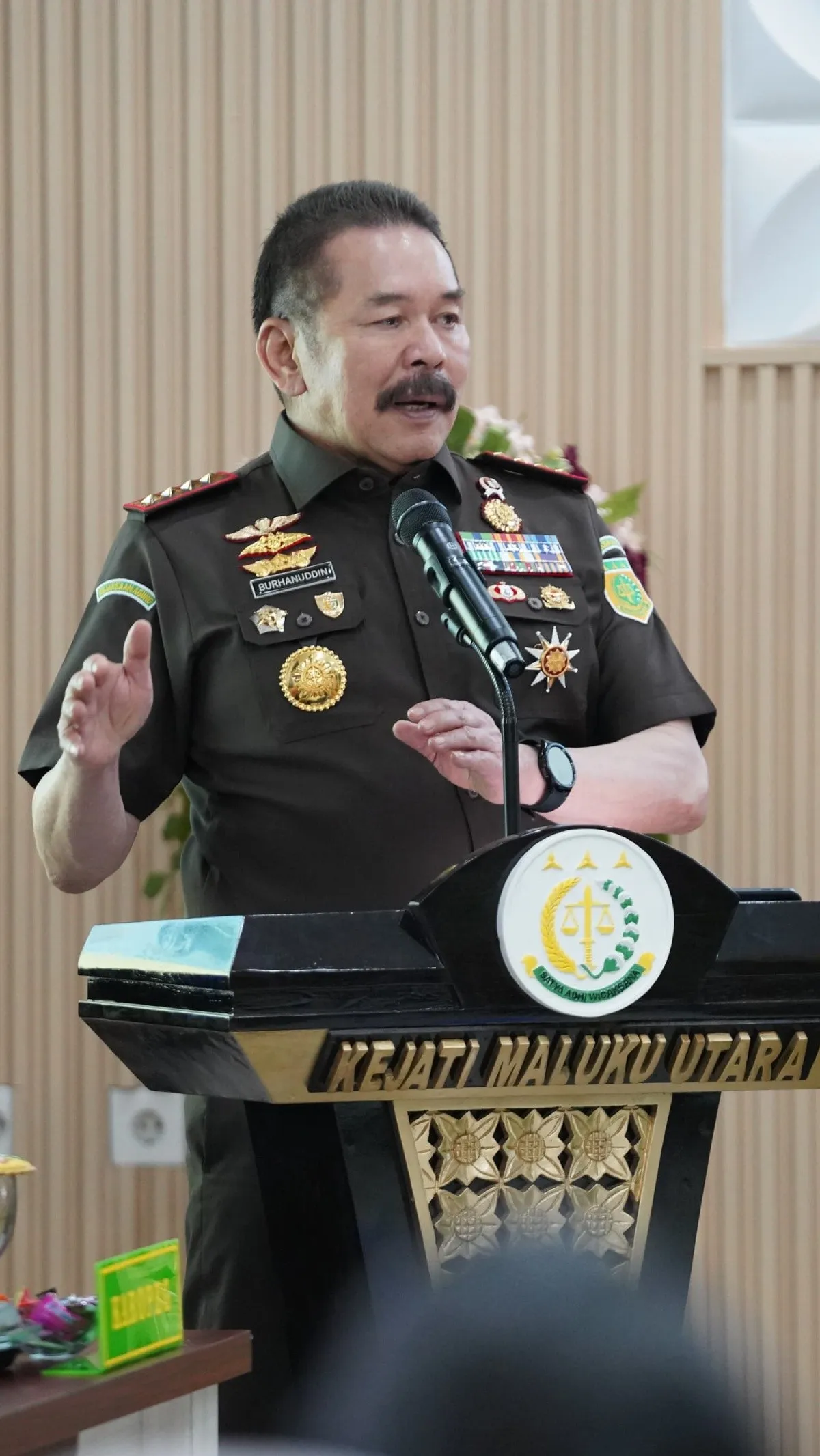 Jaksa Agung ST Burhanuddin memberikan pengarahan kepada jajaran Kejati Maluku Utara saat Kunjungan Kerja pada 18 Juni 2025