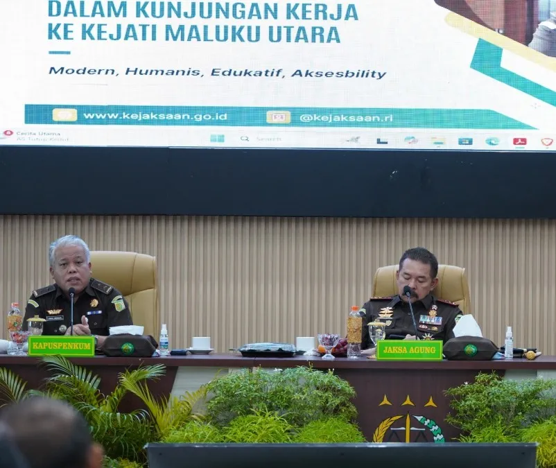 Jaksa Agung RI ST Burhanuddin didampingi Kapuspenkum Harli Siregar saat menggelar pertemuan dengan jajaran Kejati Maluku Utara  pada Rabu, 18 Juni 2025