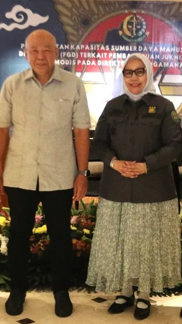 Direktur IV pada JAM Intel Kejagung Irene Putri bersama mantan Wakil Jaksa Agung Feri Wibisono saat Pelatihan Peningkatan Kapasitas Sumber Daya Manusia dalam Kegiatan Pengamanan Pembangunan Strategis di Jakarta, Rabu, 25 Juni 2025