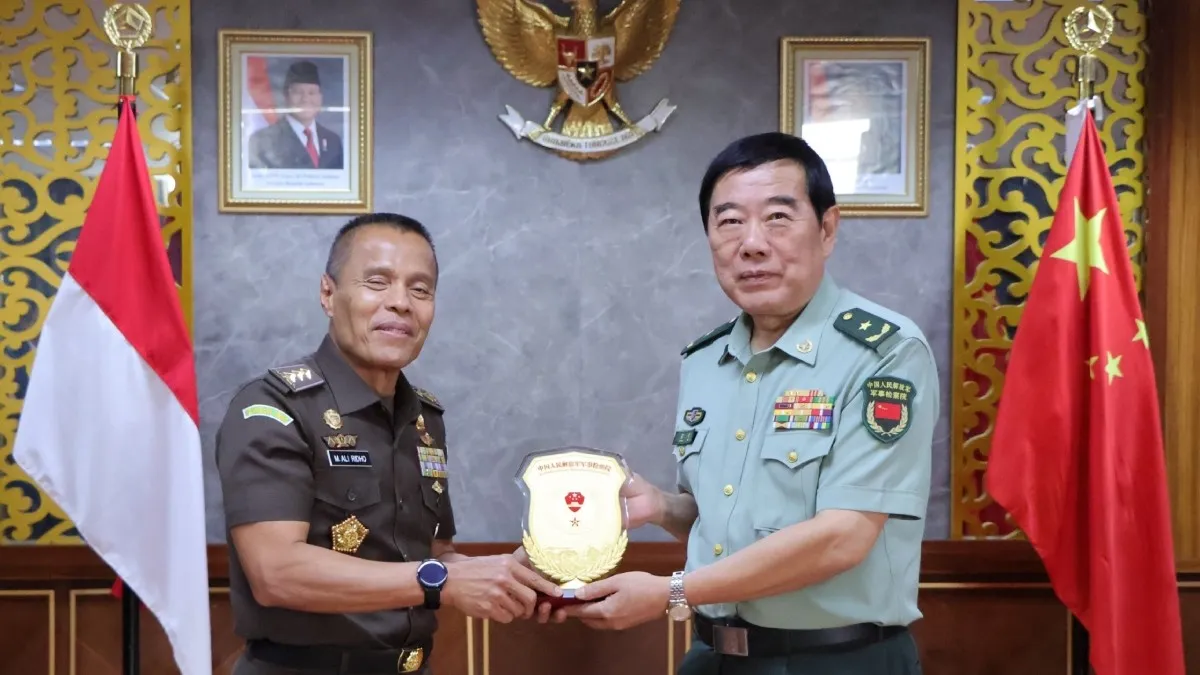 JAM-Pidmil Mayjen Dr. M Arli Ridho menerima plakat dari delegasi Chinese PLA&rsquo;s Military Procuratorate saat berkunjung ke Kejaksaan Agung, Kamis, 26 Juni 2025