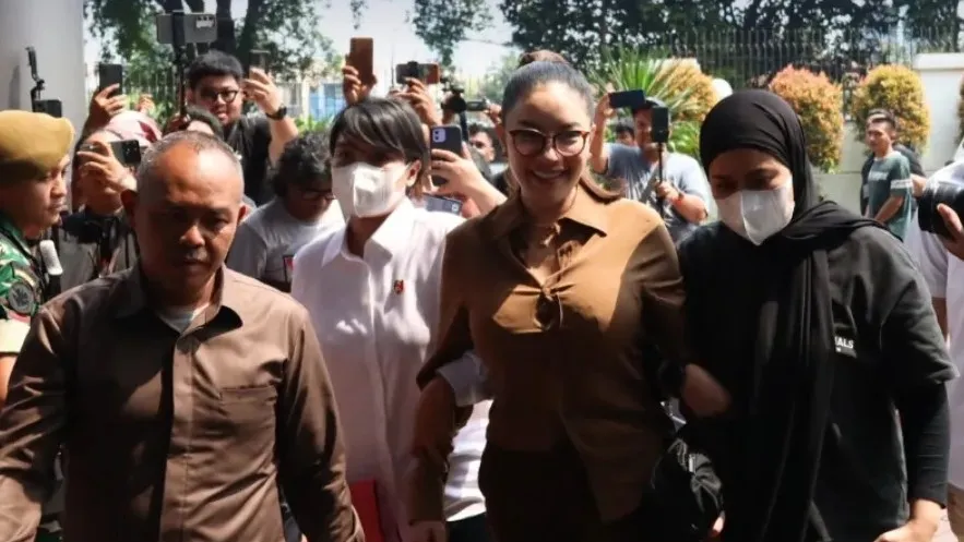 Nikita Mirzani saat saat mengikuti pelaksanaan Tahap II di Kejari Jakarta Selatan