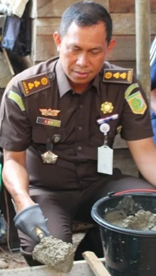 Plt Kajari Musi Rawas Abu Nawas, S.H., M.H melaksanakan peletakan batu pertama program bedah rumah warga