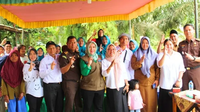 Plt Kajari Musi Rawas Abu Nawas, S.H., M.H melaksanakan peletakan batu pertama program bedah rumah warga