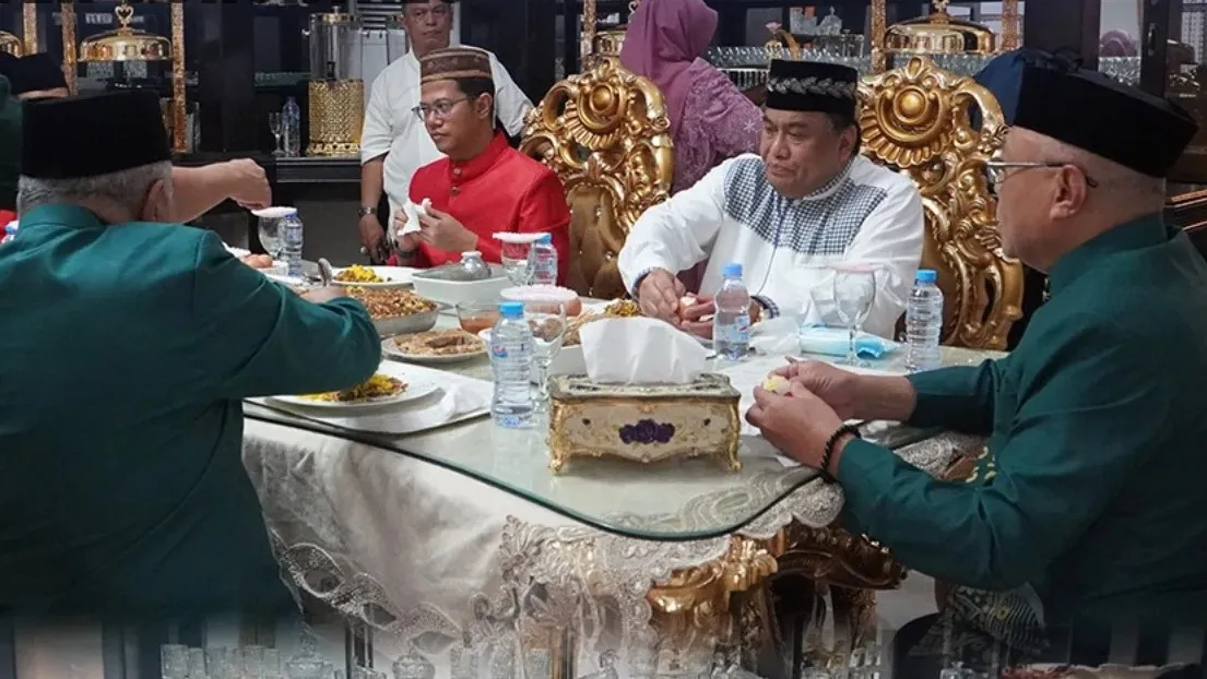 Tradisi penjemputan secara adat kepala daerah, imam, dan khatib sholat Idul Adha 1446 di Gorontalo